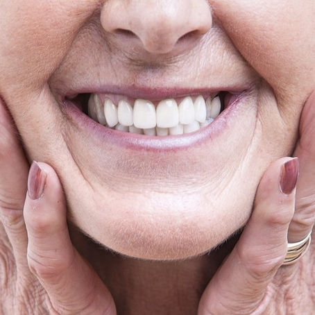 CUIDADOS Y MANTENIMIENTO DE LAS DENTADURAS POSTIZAS DE QUITAR Y PONER