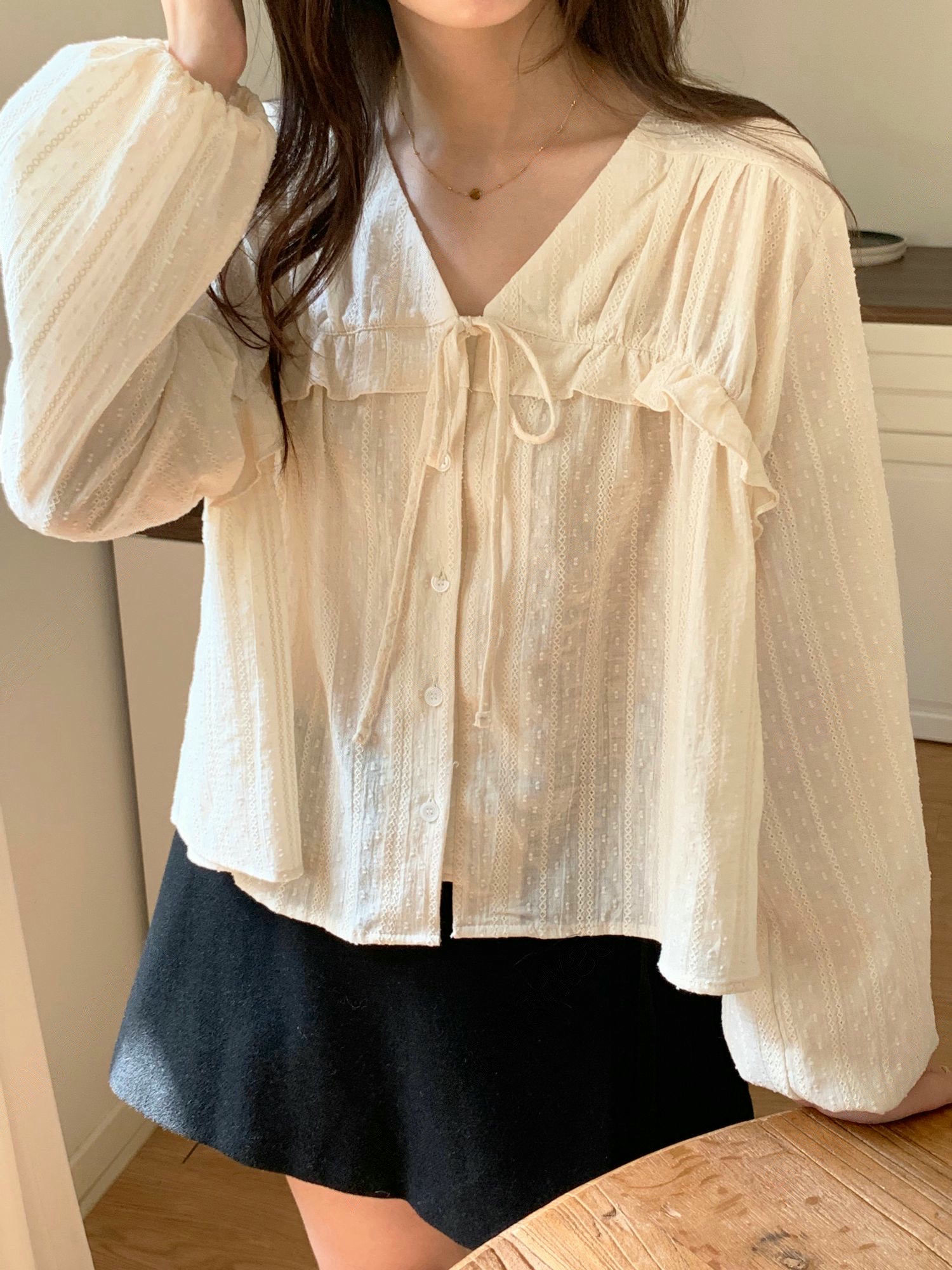 法式V領綁帶緹花恤衫