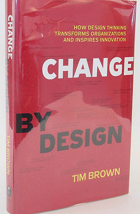 Tim Brown viser hvordan design thinking kan brukes til å skape innovasjon, tjenester og forretningsmodeller med mennesket i sentrum. Boken forklarer hvordan kreativitet, eksperimentering og tverrfaglig samarbeid kan hjelpe virksomheter å utvikle bedre produkter, tjenester og kundeopplevelser i en digital økonomi.