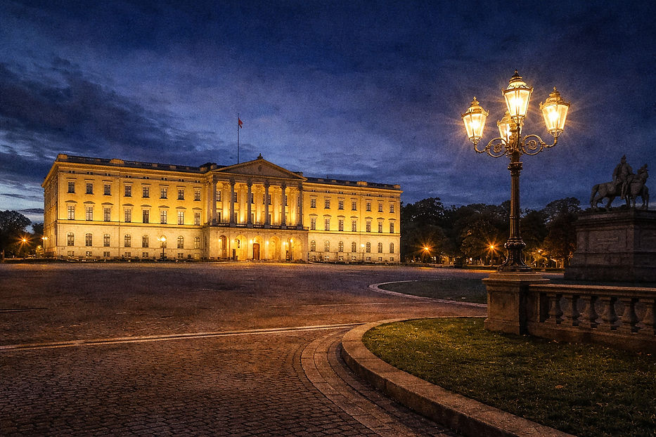 Det kongelige slott og Slottsplassen i Oslo opplyst en stemningsfull kveld med historiske gatelykter, brosteinsplass og Slottsparken i bakgrunnen. Motivet viser norsk kulturarv, kongelig arkitektur og kveldsmiljø fra Oslo, Norge.