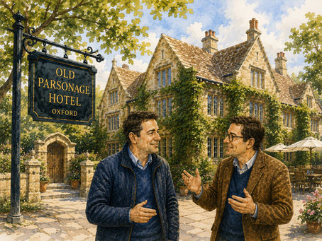 Magne og KI-Kompisen diskuterer hvordan man bygger hjørnesteinsinnhold foran historiske Old Parsonage Hotel i Oxford. Den varme akvarellen viser de to i samtale foran hotellets karakteristiske steinbygning, grønne vegetasjon og tydelige Old Parsonage Hotel Oxford-skilt. Motivet introduserer hjørnesteinsinnhold som det viktigste og mest grunnleggende innholdet i et større kunnskapsunivers. Illustrasjonen knytter sammen kunstig intelligens, kunnskapsarkitektur og faglig innholdsutvikling og symboliserer hvordan solide grunnartikler kan gi leseren en inngang til et fagområde, forklare sentrale begreper og danne fundamentet for videre læring og mer spesialisert kunnskap.