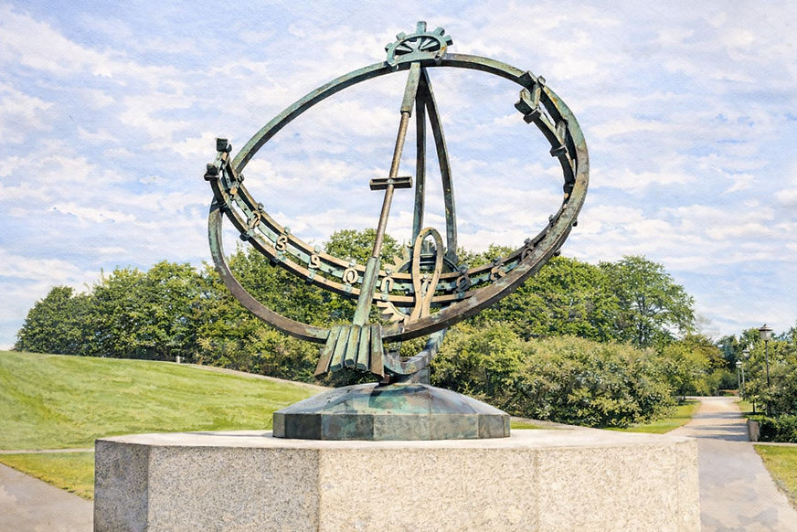 Det monumentale Soluret i Vigelandsparken i Oslo, omgitt av grønne parklandskap og gangveier under åpen himmel. Skulpturen i bronse symboliserer tid, bevegelse og menneskets plass i naturen, og er en del av Gustav Vigelands kunstneriske univers i Norge.