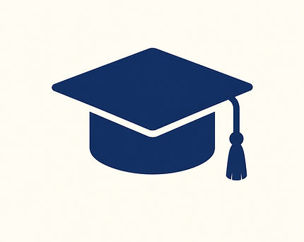 Stilisert ikon av akademisk gradshatt i minimalistisk mørkeblå stil på lys blå bakgrunn. Ikonet symboliserer utdanning, studier, læring og faglig utvikling – og representerer både formell kunnskap og livslang læring gjennom studier, seminarer og erfaringer fra arbeidslivet. Illustrasjonen brukes som visuelt symbol for faglige reiser, akademiske miljøer, innovasjon og kunnskapsdeling innen digitalisering, teknologi, markedsføring og samfunnsutvikling. For Magne Bjella representerer motivet også studiene ved BI, seminarene i Oxford og San Francisco, og den kontinuerlige utviklingen gjennom et langt arbeidsliv.