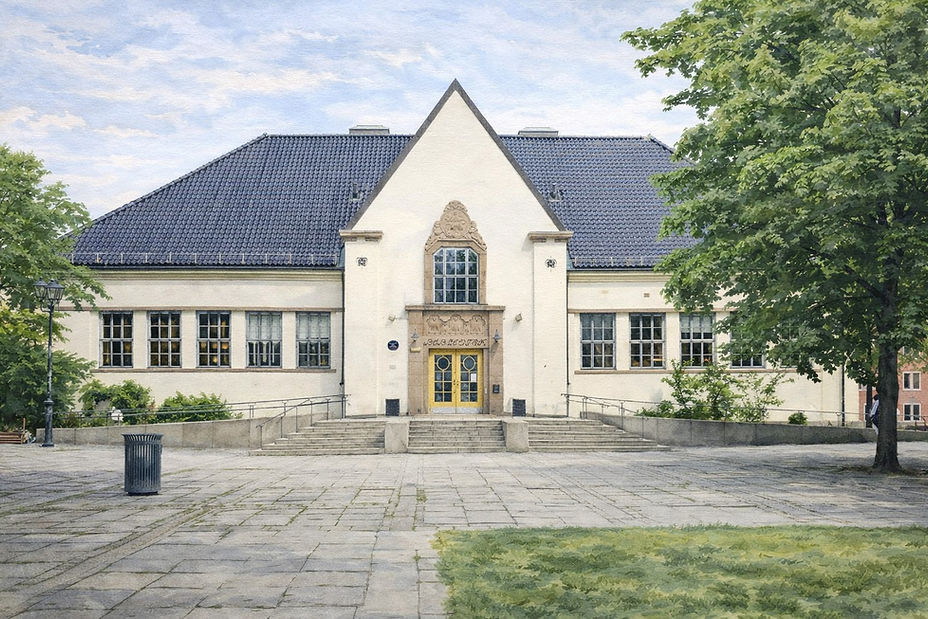 Den historiske bygningen ved Schous plass i Oslo, omgitt av trær, brostein og åpent byrom på Grünerløkka. Motivet formidler norsk kulturhistorie, arkitektur og kunnskapsmiljøer i en av hovedstadens mest kjente bydeler.