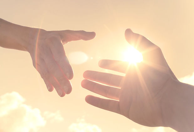 Helfende Hände im Sonnenlicht