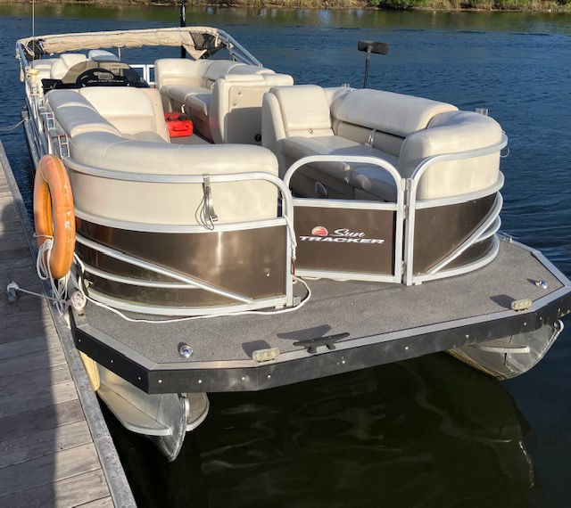 2018 Suntracker 248 DLX Party Barge