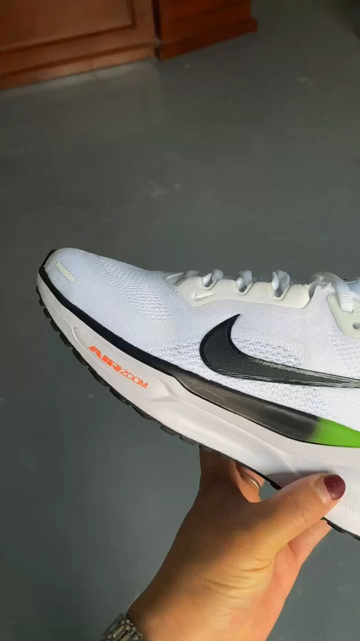 Thumbnail: NIKE (Dunk)