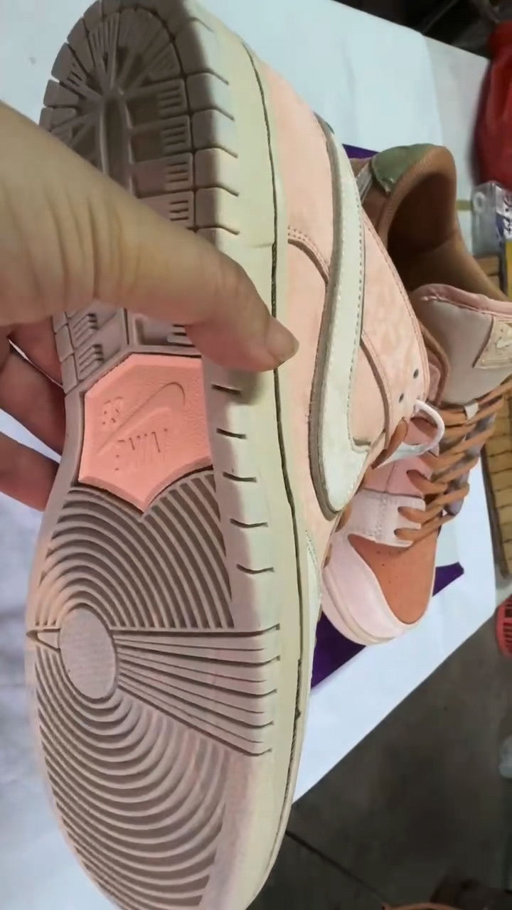 Thumbnail: NIKE (Dunk)