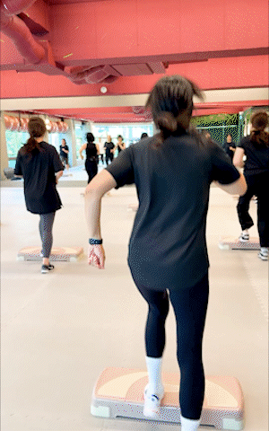 운동하는코끼리 센터에서 스텝박스 운동을 하는 모습