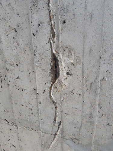 scheur in de muur door optrekkend vocht