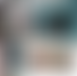 Façade de boutique avec lettrage adhésif blanc sur vitrine et décoration graphique personnalisée.