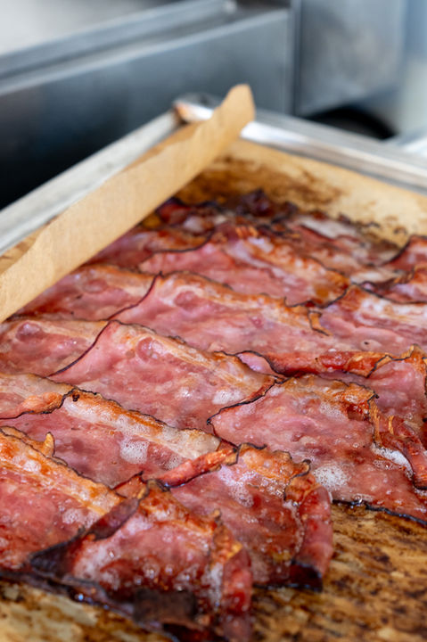 Křupavá slanina opékaná na grilu
