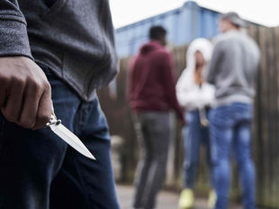 Jóvenes encabezan listas del FBI de Víctimas y Delincuentes