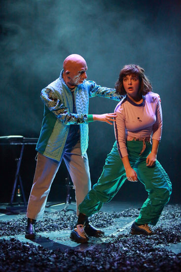R.I.P. Refrain
LABANDE DORDUR
PREMIERE:  14. JANUAR 2022
THEATER DER STADT AALEN
​
​
REGIE, MUSIK, PERFORMANCE: LaBande Dordur (Anaïs-Durand-Mauptit und Lucie Dordoigne)
​
AUSSTATTUNG:  Hilke Fomferra
​
DRAMATURGIE: Sarah Charlotte Becker
TONGESTALTUNG: Nicolas Richez
CO-KOMPOSITION: Jakob Fischer

FOTOS: Peter Schlipf