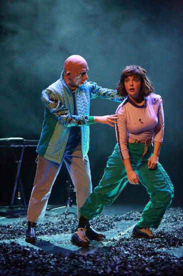R.I.P. Refrain
LABANDE DORDUR
PREMIERE:  14. JANUAR 2022
THEATER DER STADT AALEN
​
​
REGIE, MUSIK, PERFORMANCE: LaBande Dordur (Anaïs-Durand-Mauptit und Lucie Dordoigne)
​
AUSSTATTUNG:  Hilke Fomferra
​
DRAMATURGIE: Sarah Charlotte Becker
TONGESTALTUNG: Nicolas Richez
CO-KOMPOSITION: Jakob Fischer

FOTOS: Peter Schlipf