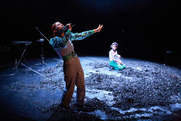 R.I.P. Refrain
LABANDE DORDUR
PREMIERE: 14. JANUAR 2022
THEATER DER STADT AALEN
REGIE, MUSIK, PERFORMANCE: LaBande Dordur (Anaïs-Durand-Mauptit und Lucie Dordoigne)
AUSSTATTUNG: Hilke Fomferra
DRAMATURGIE: Sarah Charlotte Becker
TONGESTALTUNG: Nicolas Richez
CO-KOMPOSITION: Jakob Fischer
FOTOS: Peter Schlipf