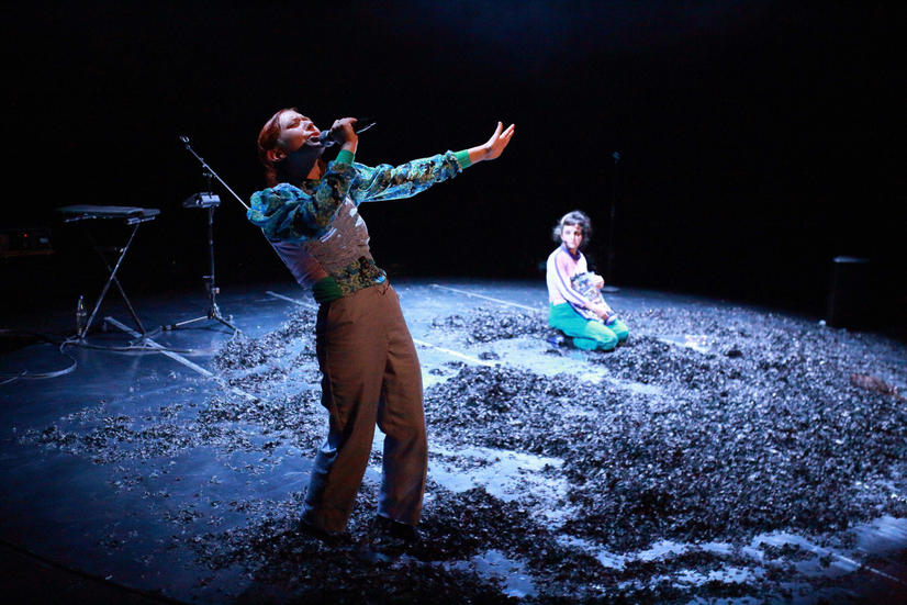 R.I.P. Refrain
LABANDE DORDUR
PREMIERE:  14. JANUAR 2022
THEATER DER STADT AALEN
​
​
REGIE, MUSIK, PERFORMANCE: LaBande Dordur (Anaïs-Durand-Mauptit und Lucie Dordoigne)
​
AUSSTATTUNG:  Hilke Fomferra
​
DRAMATURGIE: Sarah Charlotte Becker
TONGESTALTUNG: Nicolas Richez
CO-KOMPOSITION: Jakob Fischer

FOTOS: Peter Schlipf