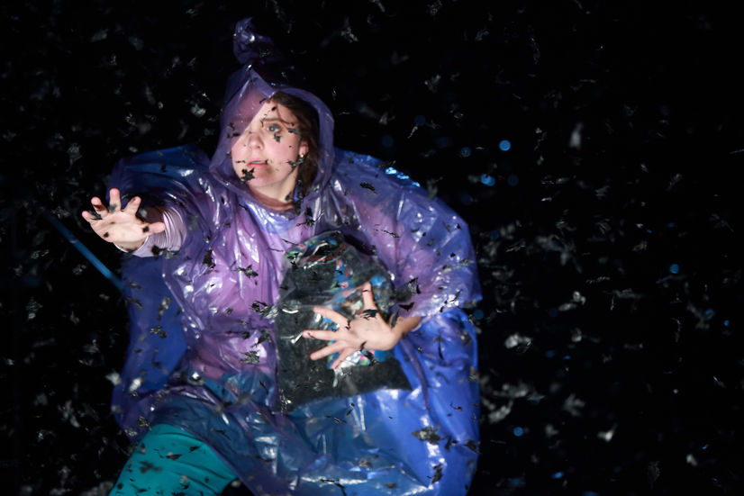 R.I.P. Refrain
LABANDE DORDUR
PREMIERE:  14. JANUAR 2022
THEATER DER STADT AALEN
​
​
REGIE, MUSIK, PERFORMANCE: LaBande Dordur (Anaïs-Durand-Mauptit und Lucie Dordoigne)
​
AUSSTATTUNG:  Hilke Fomferra
​
DRAMATURGIE: Sarah Charlotte Becker
TONGESTALTUNG: Nicolas Richez
CO-KOMPOSITION: Jakob Fischer

FOTOS: Peter Schlipf
