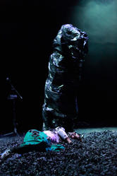 R.I.P. Refrain
LABANDE DORDUR
PREMIERE: 14. JANUAR 2022
THEATER DER STADT AALEN
REGIE, MUSIK, PERFORMANCE: LaBande Dordur (Anaïs-Durand-Mauptit und Lucie Dordoigne)
AUSSTATTUNG: Hilke Fomferra
DRAMATURGIE: Sarah Charlotte Becker
TONGESTALTUNG: Nicolas Richez
CO-KOMPOSITION: Jakob Fischer
FOTOS: Peter Schlipf