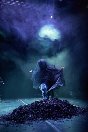 R.I.P. Refrain
LABANDE DORDUR
PREMIERE:  14. JANUAR 2022
THEATER DER STADT AALEN
​
​
REGIE, MUSIK, PERFORMANCE: LaBande Dordur (Anaïs-Durand-Mauptit und Lucie Dordoigne)
​
AUSSTATTUNG:  Hilke Fomferra
​
DRAMATURGIE: Sarah Charlotte Becker
TONGESTALTUNG: Nicolas Richez
CO-KOMPOSITION: Jakob Fischer

FOTOS: Peter Schlipf