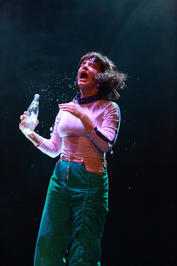 R.I.P. Refrain
LABANDE DORDUR
PREMIERE: 14. JANUAR 2022
THEATER DER STADT AALEN
REGIE, MUSIK, PERFORMANCE: LaBande Dordur (Anaïs-Durand-Mauptit und Lucie Dordoigne)
AUSSTATTUNG: Hilke Fomferra
DRAMATURGIE: Sarah Charlotte Becker
TONGESTALTUNG: Nicolas Richez
CO-KOMPOSITION: Jakob Fischer
FOTOS: Peter Schlipf
