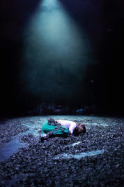 R.I.P. Refrain
LABANDE DORDUR
PREMIERE: 14. JANUAR 2022
THEATER DER STADT AALEN
REGIE, MUSIK, PERFORMANCE: LaBande Dordur (Anaïs-Durand-Mauptit und Lucie Dordoigne)
AUSSTATTUNG: Hilke Fomferra
DRAMATURGIE: Sarah Charlotte Becker
TONGESTALTUNG: Nicolas Richez
CO-KOMPOSITION: Jakob Fischer
FOTOS: Peter Schlipf