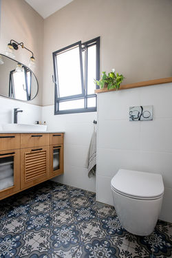 31- נגרות במקלחת הורים