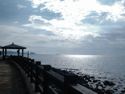 新北市林口區的林口竹林步道旁的海邊,有涼亭