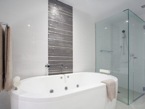 Box de vidro e acrílico, espelhos, mezaninos, vidros comuns, tampos de mesa, vidros temperados, sacadas e guarda corpo, colocação de vidros temperados, instalação de vidros temperados, box para banheiro de vidro fumê, box de vidro fumê, venda de espelhos decorativos, loja de espelhos para decoração, instalação de janela de vidro temperado, instalação de box de vidro temperado, instalação de box de acrílico, fachadas e sacadas de vidro temperado, instalação de guarda corpo de vidro temperado, serviço de fechamento de pia com vidro colorido, serviço de instalação de vidro colorido em pia de cozinha, fechamento de pia de cozinha com vidro temperado, colocação de portas e janelas de vidro, vidraçaria rápida, vidraçaria expressa.
Em Sorocaba na Zona Norte: Jardim Santa Luiza, Jardim São Camilo, Parque das Paineiras, Jardim Santa Lucia, Jardim Santa Marina, Jardim São Guilherme, Vitória Régia, Parque das Laranjeiras, Vila Terron, Jardim Hungares, Jardim Josane, Recreio dos Sorocabanos, Lopes de Oliveira, Jardim Planalto, Jardim Sol Nascente, Jardim Maria Antônia Prado, Vila Josefina, Jardim Siriema, Vila Teodolina, Jardim Los Angeles, Jardim São Lourenzo, Jardim Maria Eugênia, Vila Melges, Vila Formosa, Mineirão, Ibiti Royal Park, Parque São Bento, Jardim Paineiras, Altos do Itavuvu, Avenida Ipanema, Avenida Itavuvu e Nova Sorocaba.
Em Sorocaba na Zona Oeste: Vila Barão, Vila Helena, Ouro Fino, Júlio de Mesquita, Santa Bárbara, Parque Manchester, São Marcos, Central Parque, Itanguá, Jardim Aeroporto, Parque Esmeralda e Wanel Ville. Em Sorocaba na Zona Leste: Vila Hortência, Barcelona, Vila isabel, Jardim Gutierres, Avenida Nogueira Padilha, Quinzinho de Barros, Vila Assis, Vila Franco, Pinheiros, Vila Rodrigues e Vila Cristal.
Em Sorocaba na Zona Sul: Campolim, Jardim dos Estados, Jardim Sandra, Jardim Isaura, Jardim Guadalajara, Jardim São Carlos, Mangal, Vila Florinda, Vila Boa Vista e Jardim Vergueiro.
Em Sorocaba na Região Central: Vila Jardini, Cerrado, Vila Augusta, Centro, Rua Sete, Rua da Penha, Rua Barão de Tatuí, Rua Álvaro Soares, Avenida General Carneiro e Avenida Afonso Vergueiro, Vila Santana, Santa Rosália, Rua Aparecida, Rua Marcarenhas Camelo.