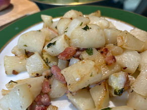 Belle assiette de navets nouveaux, aux lardons et herbes aromatiques