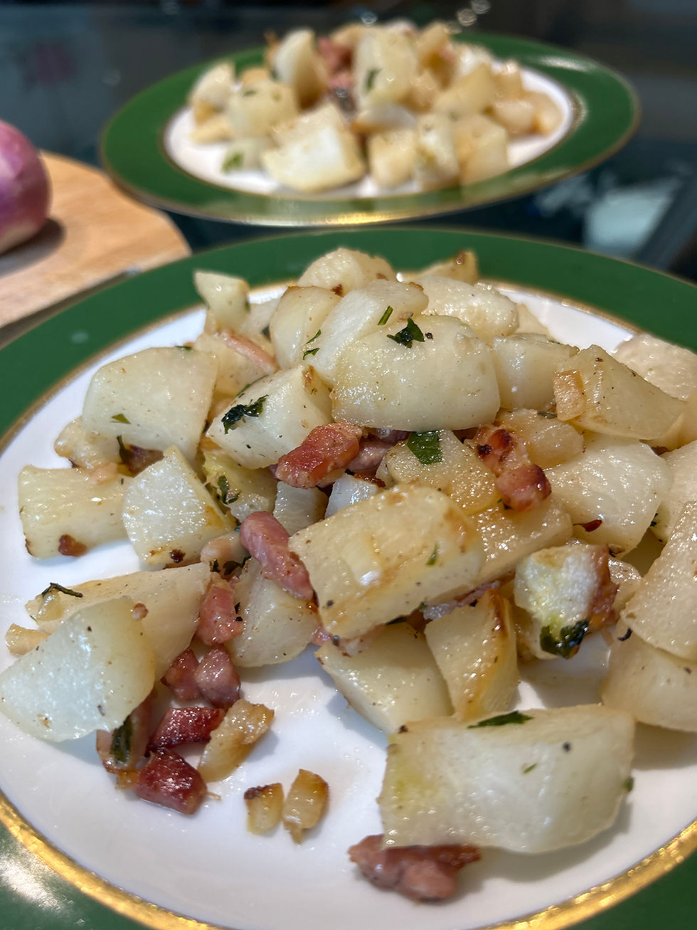 Belle assiette de navets nouveaux, lardons et herbes aromatiques