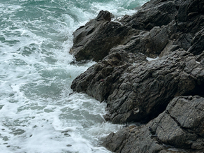 vagues sur les rochers
