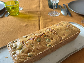 cake aux olives présenté sur une belle nappe couleur safran