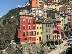 Vue sur un village des Cinque Terre par la mer