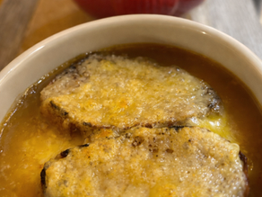 Gratinée à l'oignon dans les bols rouge