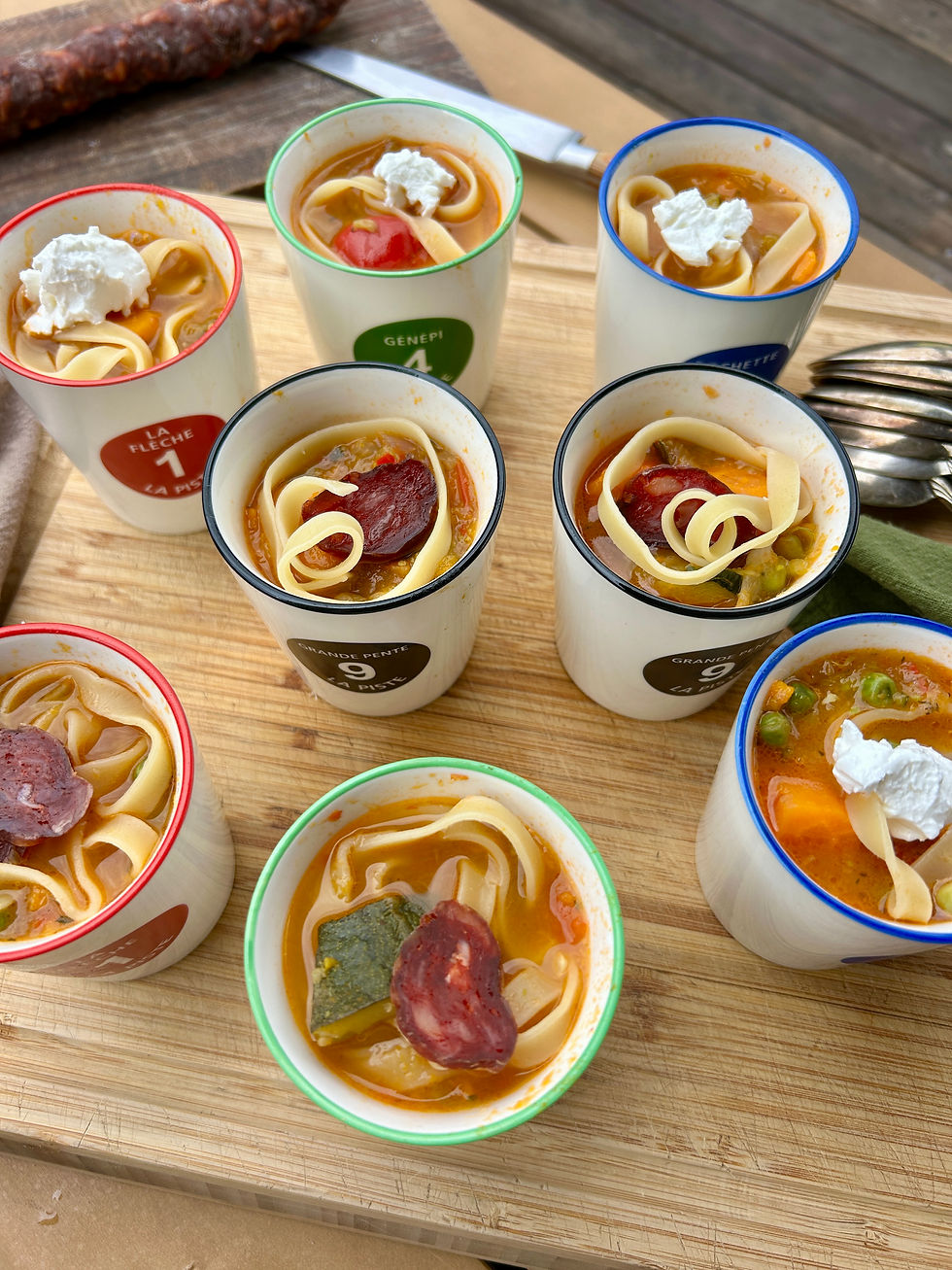 Minestrone d'été servi dans des mugs de montagne. version chorizzo ou version fromage de chèvre.