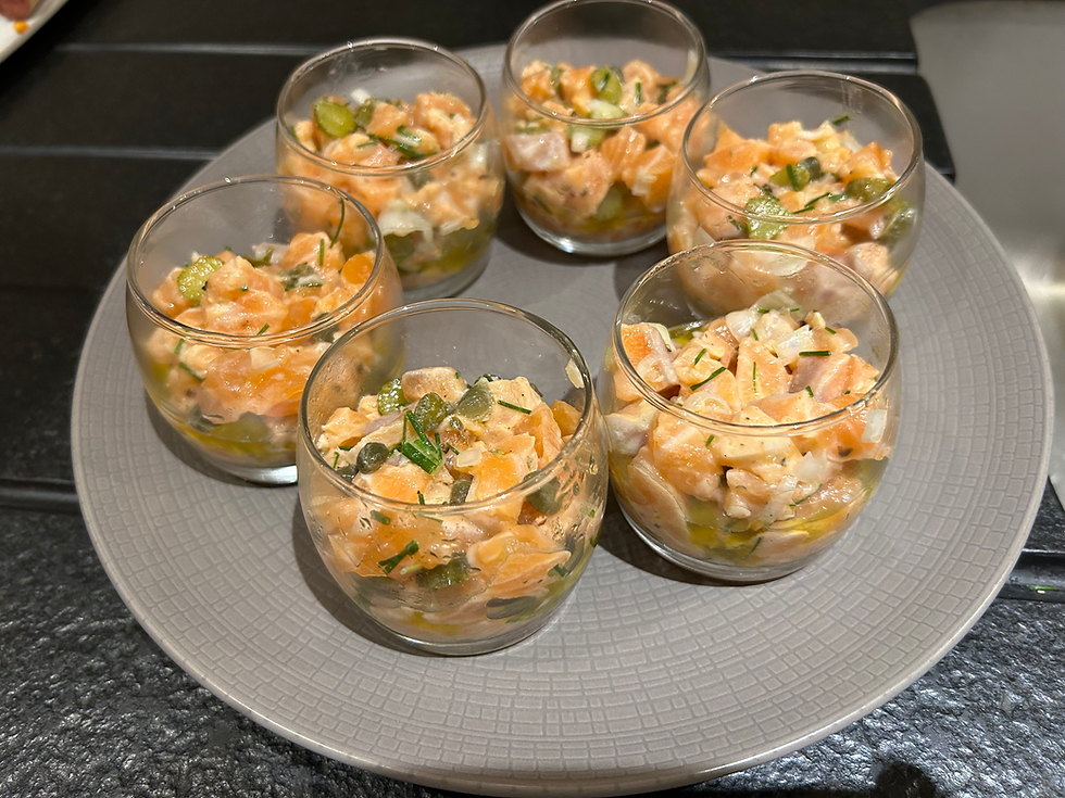 verrines de tartare de saumon présentées sur une assiette