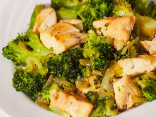 Piletina sa šparogama i brokulom