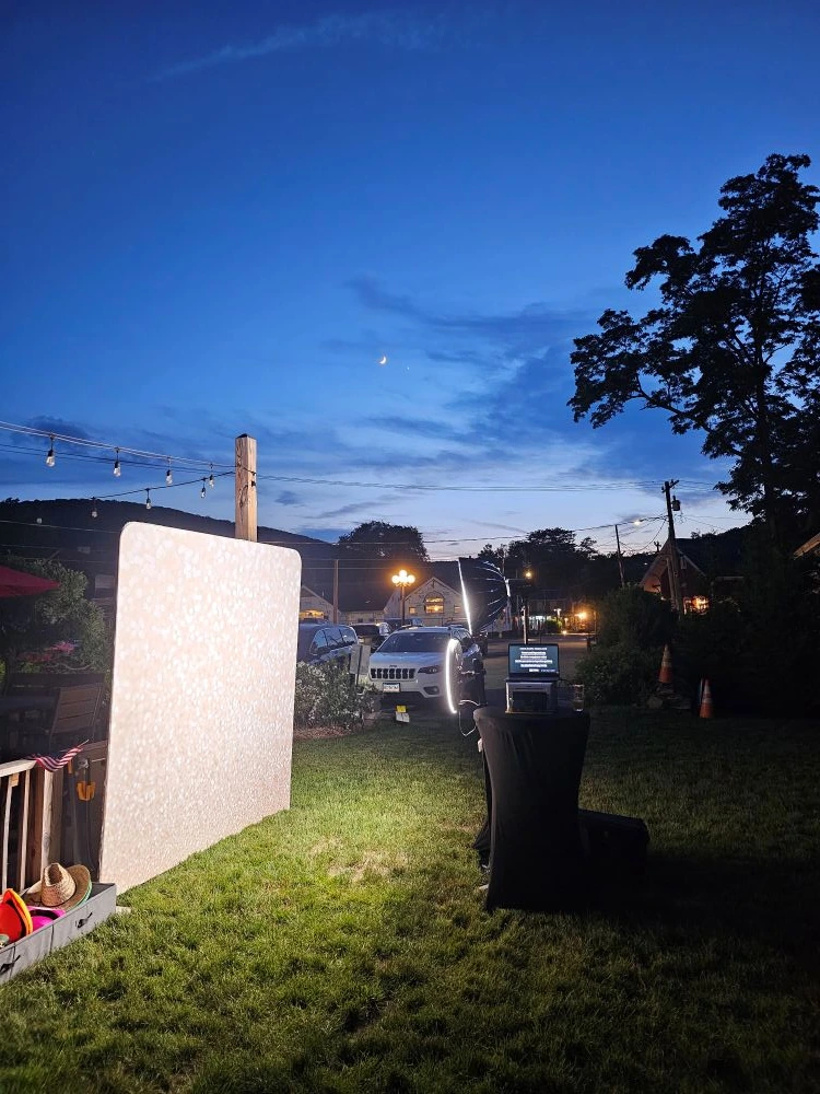 Gigglys Photo Booth outdoor set up at Kent Piza Garden