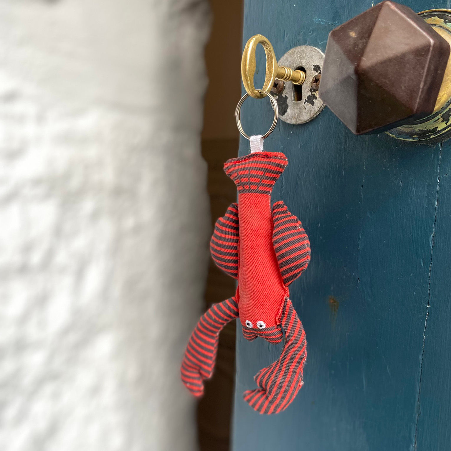 Léon cotton lobster keyring with navy striped claws and tail