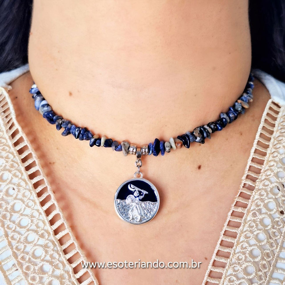 Colar choker de sodalita em pedra natural, com medalha do orixá Ogum