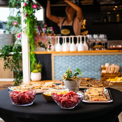 Baptême d'une petite fille avec cocktail déjeunatoire aux alentours de Vallauris. Location de mobilier et Décoration, ambiance musicale