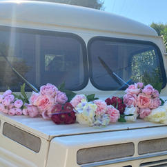 Shooting photos de jeunes mariés autour du Foodtruck Vintage et Chic