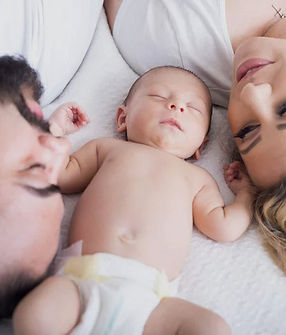 parents et bébé representant la sophrologie postnatale