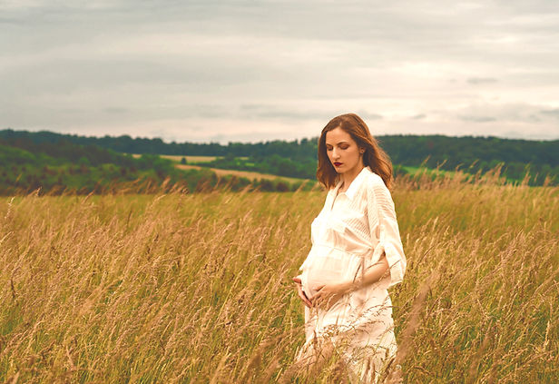 Grossesse et sérénité : femme enceinte en extérieur pour illustrer les bienfaits de la sophrologie