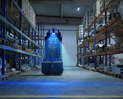 AMR Forx transportant une palette depuis la zone de réception vers les racks de stockage.