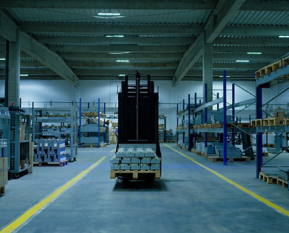 Robot mobile autonome Forx acheminant une palette vers la zone d’expédition d’un entrepôt.