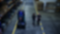 Robot mobile autonome Forx circulant aux côtés des opérateurs, ralentissant et contournant les personnes en environnement industriel.