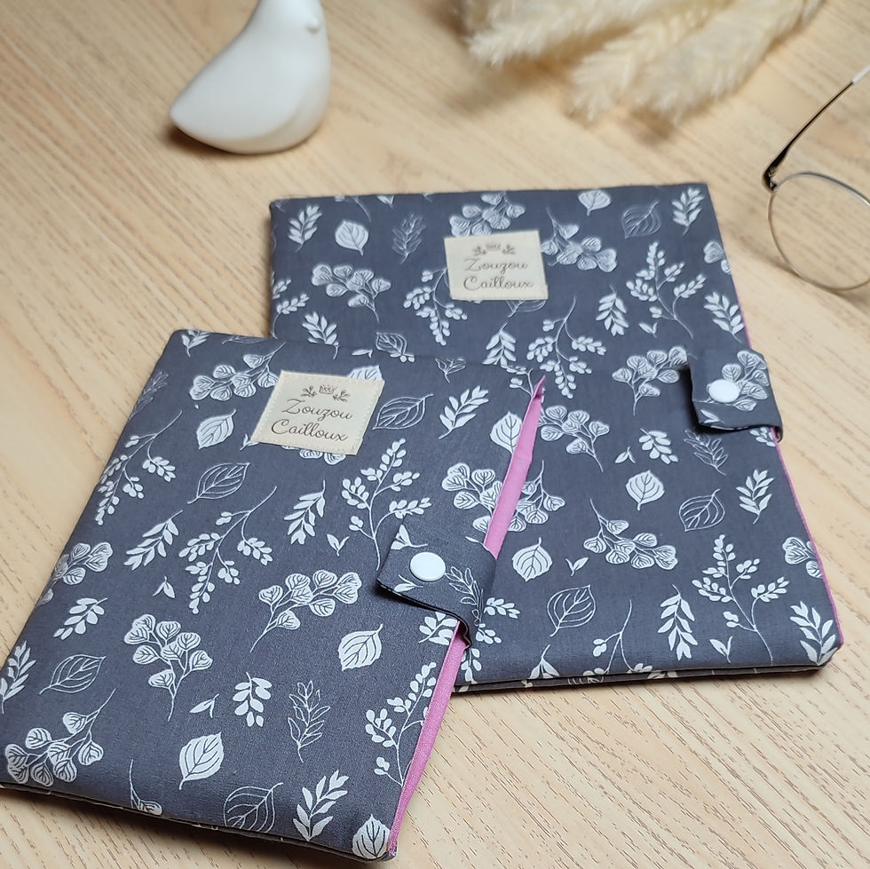 PROTEGE LIVRE DE POCHE GRIS ROSE FRANCE ZOUZOU CAILLOUX