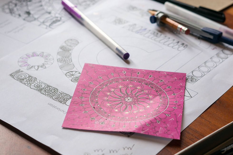 Vue rapprochée d’un carnet de dessin ouvert avec des crayons de couleur